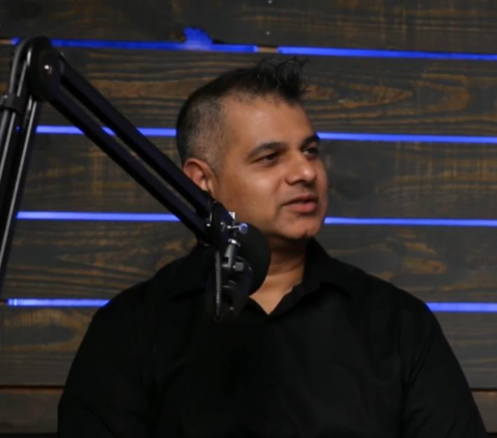 Saroosh, Host